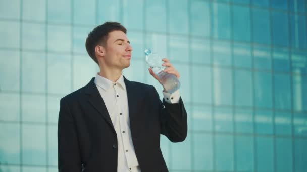 Ein Geschäftsmann Formellen Anzug Trinkt Wasser Aus Einer Flasche Während — Stockvideo