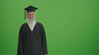 Yeşil Ekran. Üniversiteden mezun oluşunu kutlayan, diplomalı bir ihtiyarın portresi. Heyecanlı yaşlı bir adam mezuniyet şapkasını fırlatıyor. Öğrenmek için asla geç değildir..