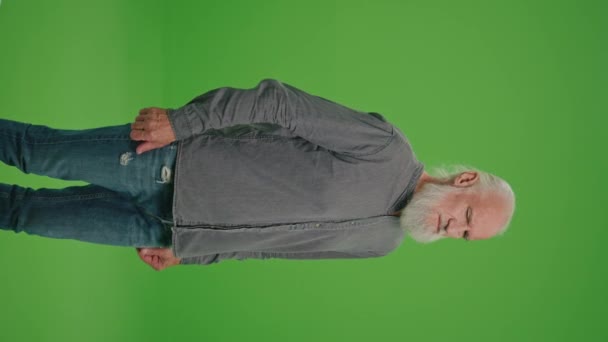 Widok Pionowy Zielony Ekran Stary Człowiek Kręgosłup Starszy Człowiek Czuje — Wideo stockowe