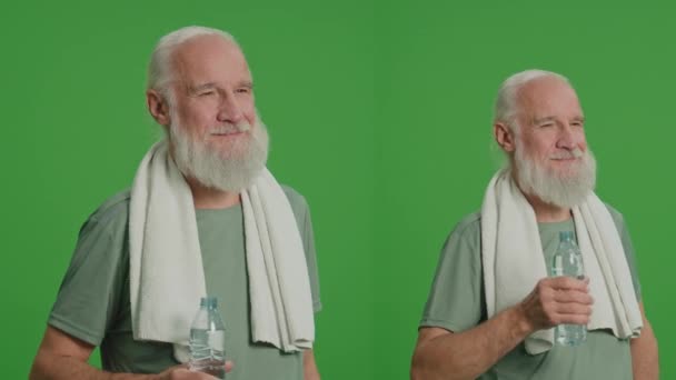 Split Πράσινο Μοντάζ Οθόνης Αθλητικός Γέρος Πίνει Νερό Χαμογελώντας Ηλικιωμένος — Αρχείο Βίντεο