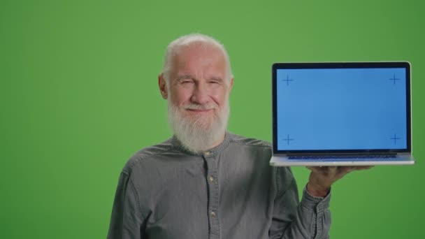 Πράσινη Οθόνη Πορτρέτο Ενός Ηλικιωμένου Φορητό Υπολογιστή Μπλε Οθόνη Δείχνει — Αρχείο Βίντεο