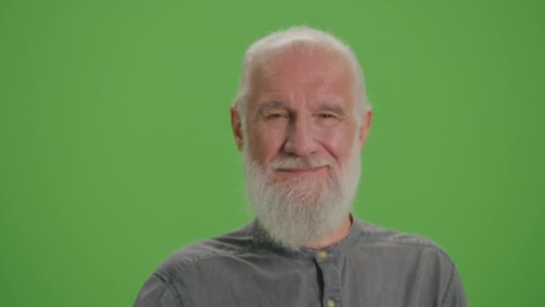 Zöld Vászon Portré Egy Mosolygó Öregemberről Akinek Btc Érme Van — Stock videók