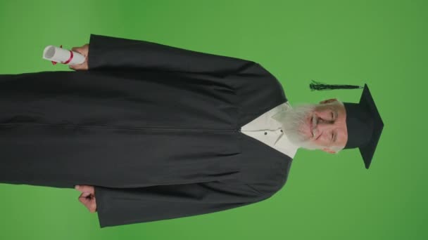 縦のビュー グリーン スクリーン 古い大学院生の肖像画は 彼のディプロマを示しています エキサイティングな高齢者は 大学を卒業して幸せです あらゆる年齢における教育の重要性 — ストック動画