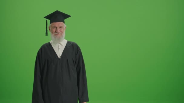Zöld Vászon Egy Diplomás Öregember Portréja Aki Diplomáját Ünnepli Egyetemen — Stock videók