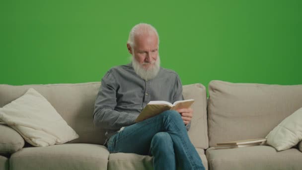 Yeşil Ekran Gri Sakallı Koltukta Oturmuş Kitap Okuyan Zeki Bir — Stok video