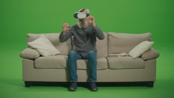 Зеленый Экран Старик Седой Бородой Очках Виртуальной Реальности Исследует Прикасается — стоковое видео