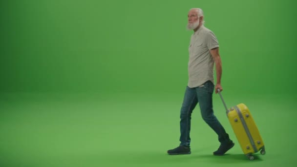 Πράσινη Οθόνη Ένας Γέρος Τουρίστας Περπατά Κίτρινη Βαλίτσα Και Ελέγχει — Αρχείο Βίντεο