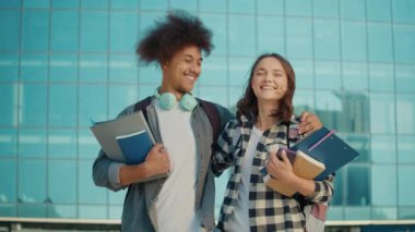 Üniversitenin Arkaplanı Üzerine Kitapları Olan İki Çekici Öğrencinin Portresi. Genç Liderler. Mutlu ve Başarılı Mezunlar. Öğrenme Aşaması Tamamlanması