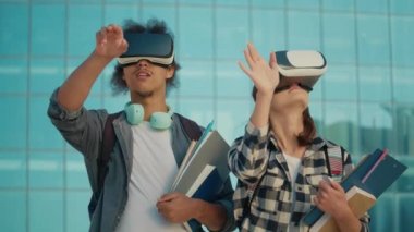 Üniversitenin arka planında VR kulaklık takan öğrenciler. Sanal Gerçeklik Öğrenme Konsepti. Öğrenmenin Robotlaştırılması. Dijital Eğitim. Eğitimde yenilikler. Gelecek Teknolojileri