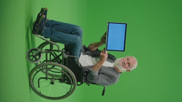 垂直ビュー 緑のスクリーン 青いスクリーンが付いているラップトップが付いている車椅子の古い男の肖像画は上がります 高齢者のための仮想コミュニケーション 高齢者のためのアクセス性そして包容性 — ストック動画
