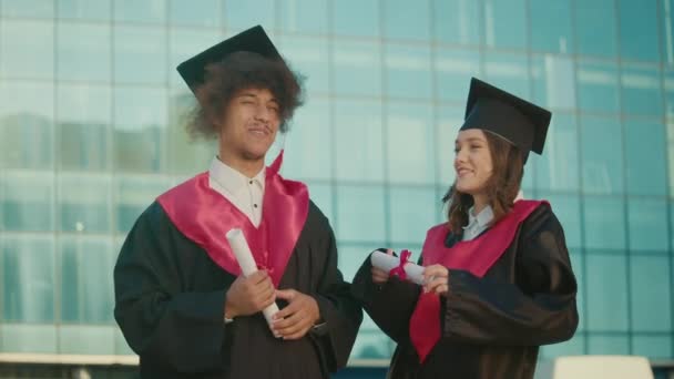 Happy Successful Graduates Mantle Cap Giving Pacsi Ölelés Egyetem Hátterében — Stock videók