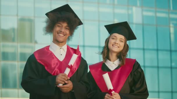 Portret Absolwentów Studiów Pozytywnych Dyplomami Tle Uczelni Absolwenci Instytucji Edukacyjnych — Wideo stockowe
