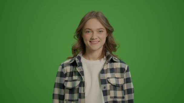 Green Screen Porträt Einer Lächelnden Jungen Frau Gelben Gummihandschuhen Die — Stockvideo