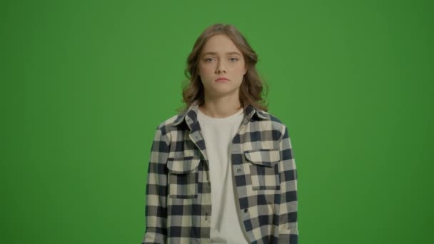 绿色屏风一位疲惫的年轻女子戴着黄色的橡胶护目镜 手持喷雾器和破布 多功能清洁工具 数字工具的智能清洁 — 图库视频影像