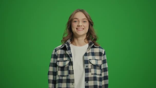 Tela Verde Retrato Uma Jovem Surpresa Luvas Amarelas Segurando Uma — Vídeo de Stock