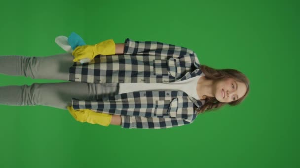 Widok Pionowy Zielony Ekran Uśmiechnięta Młoda Kobieta Żółtych Rękawiczkach Ochronnych — Wideo stockowe