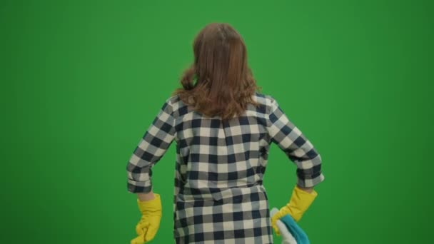 Pantalla Verde Vista Posterior Mujer Joven Mira Apartamento Antes Limpiar — Vídeo de stock