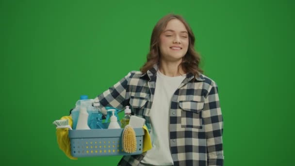 グリーン スクリーン クリーニング製品と箱を保持し 彼女のクリーニングの結果に満足している黄色い保護ゴム手袋の笑顔の若い女性 Diyペット汚れと臭気除去 — ストック動画