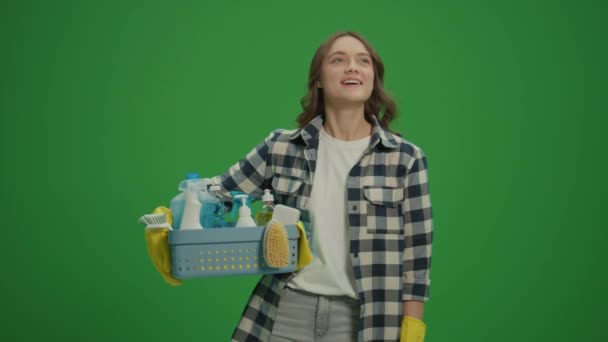 Zielony Ekran Uśmiechnięta Młoda Kobieta Żółtej Gumowej Rękawiczce Ochronnej Trzymająca — Wideo stockowe