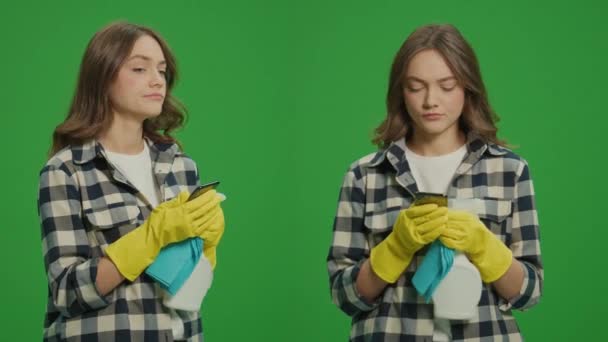1スプリットグリーンスクリーンモンテージ クリーニングスプレーボトルとラグで黄色い手袋の退屈な若い女性 彼女の手のスマートフォンでヤーンズ ハックを汚染 — ストック動画