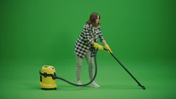 Zielony Ekran Wyczerpana Młoda Kobieta Gospodyni Domowa Żółtych Rękawiczkach Gumowych — Wideo stockowe