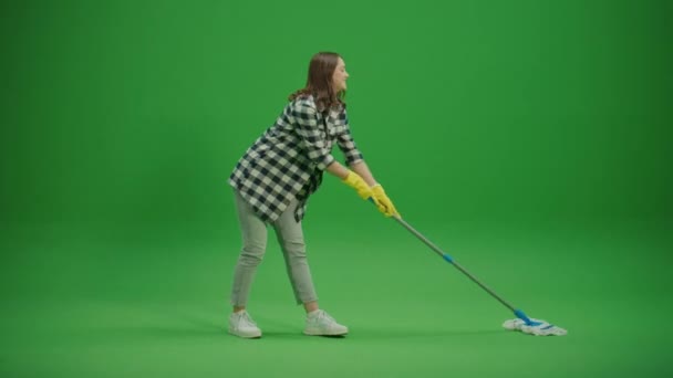 Yeşil Ekran Sarı Plastik Eldivenli Gülümseyen Genç Bir Kadın Paspas — Stok video