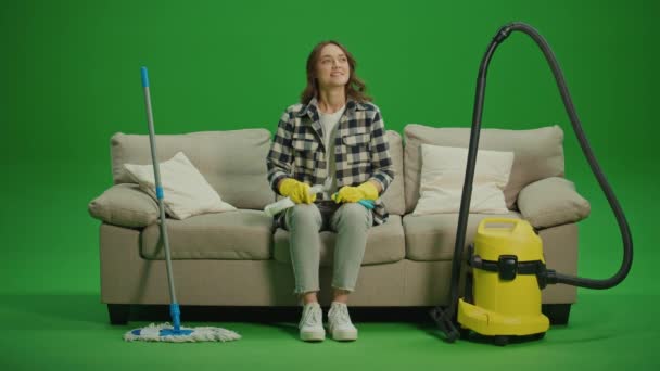 스크린 노란색 장갑에 여자는 소파에 그녀의 청소의 결과에 — 비디오