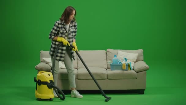 Green Screen Eine Erschöpfte Junge Hausfrau Gelben Gummihandschuhen Ist Leid — Stockvideo
