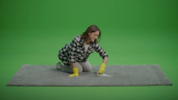 Green Screen Eine Lächelnde Junge Hausfrau Gelben Gummihandschuhen Reinigt Den — Stockvideo