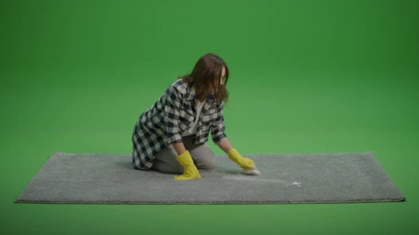 Zielony Ekran Niezadowolona Zmęczona Młoda Kobieta Gospodyni Domowa Żółtej Gumie — Wideo stockowe