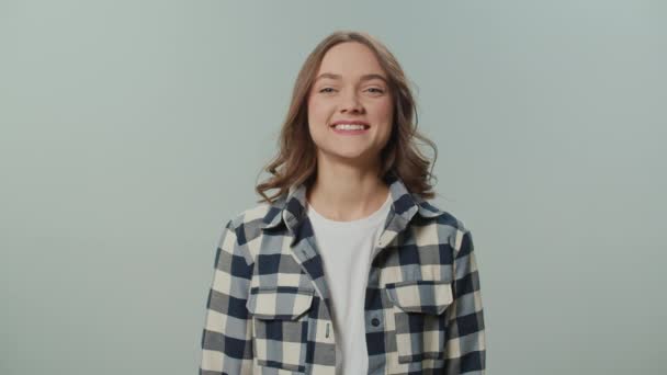 Portré Egy Boldog Fiatal Sárga Kesztyű Gazdaság Egy Tisztító Spray — Stock videók