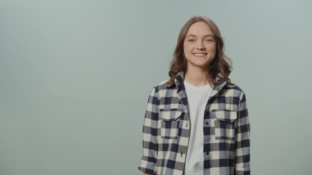 Porträt Einer Lächelnden Jungen Frau Gelben Gummihandschuhen Die Eine Reinigungssprayflasche — Stockvideo