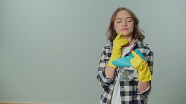 Portret Myślącej Młodej Kobiety Żółtych Rękawiczkach Trzymającej Butelkę Szmatę Sprayu — Wideo stockowe