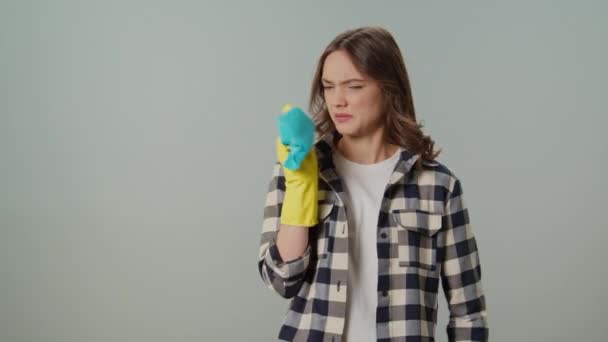 Porträt Einer Unzufriedenen Jungen Frau Gelben Handschuhen Die Einen Putzlappen — Stockvideo