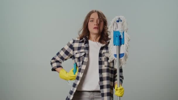 Портрет Усталой Злой Молодой Женщины Жёлтых Защитных Резиновых Перчатках Держащей — стоковое видео