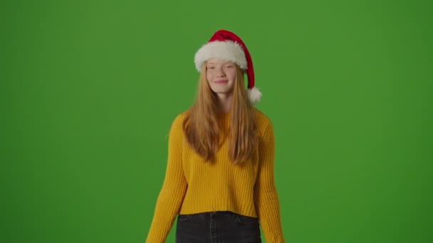 Écran Vert Fille Dans Chapeau Père Noël Met Joyeusement Valeur — Video
