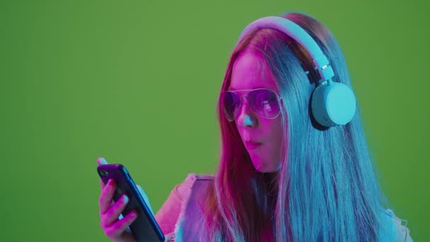 Πράσινη Οθόνη Teenage Girl Neon Lights While Browsing Social Media — Αρχείο Βίντεο