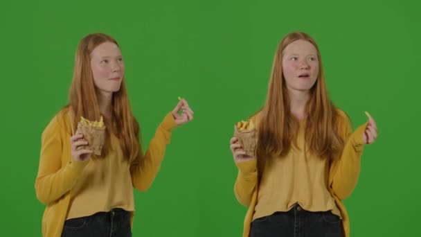 2比1的绿色屏幕 金发少女笑着吃薯条 现代趋势 反式脂肪 健康饮食 年轻人的选择 — 图库视频影像
