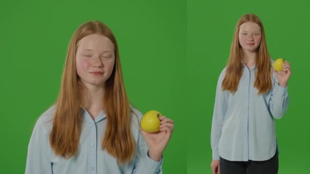 Pantalla Verde Dividida Teenage Girl Sonríe Mientras Come Una Manzana — Vídeos de Stock
