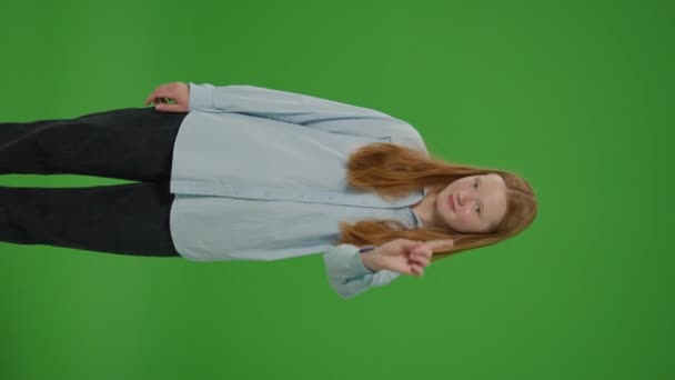 Ecran Videogreen Vertical Fată Hotărâtă Își Valuri Degetul Spre Parte — Videoclip de stoc