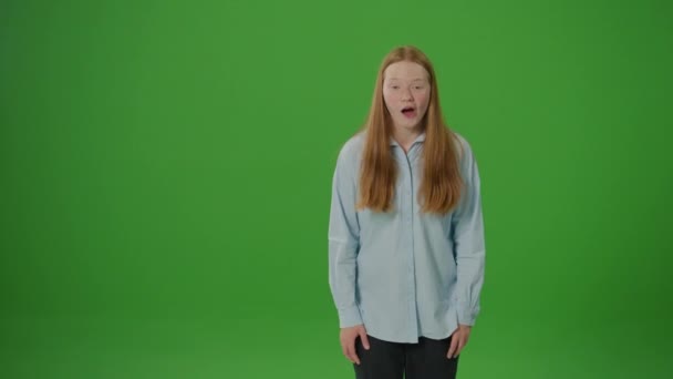 Yeşil Ekran Saf Neşe Saçan Bir Kızın Yüzü Saf Zevkle — Stok video