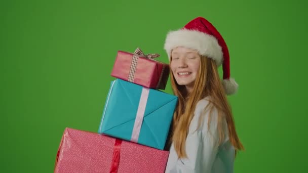 Zielony Ekran Atrakcyjna Nastolatka Czapce Świętego Mikołaja Nosząca Uśmiechy Trzymająca — Wideo stockowe
