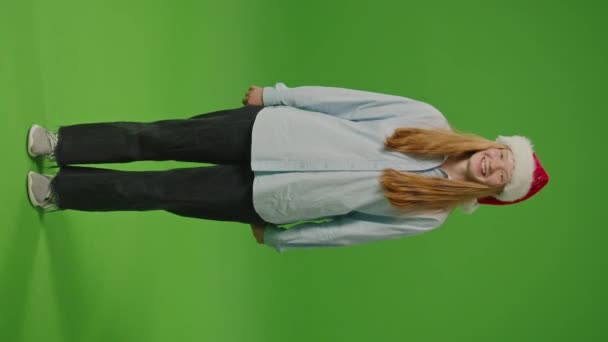 Πράσινη Οθόνη Κάθετο Βίντεο Ένα Ακτινοβόλο Έφηβο Κορίτσι Στέκεται Ένα — Αρχείο Βίντεο