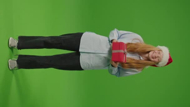 Yeşil Ekran Dikey Çekici Noel Baba Şapkalı Genç Kız Elinde — Stok video