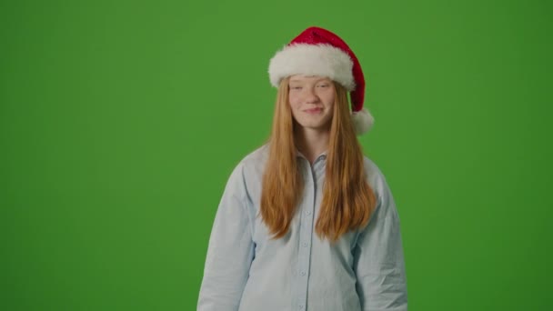 Зеленый Экран Девушка Шляпе Санта Клауса Взволнованно Показывает Свои Рождественские — стоковое видео