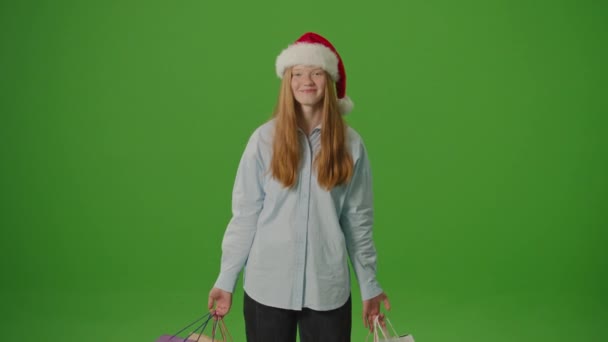 Πράσινη Οθόνη Κορίτσι Καπέλο Του Βασίλη Δείχνει Ενθουσιασμό Τις Χριστουγεννιάτικες — Αρχείο Βίντεο