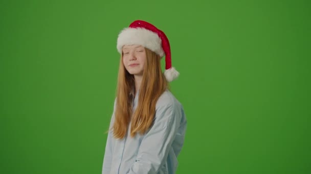 Zöld Vászon Mikulás Sapkás Lány Izgatottan Mutatja Karácsonyi Vásárlásait Ünnepi — Stock videók