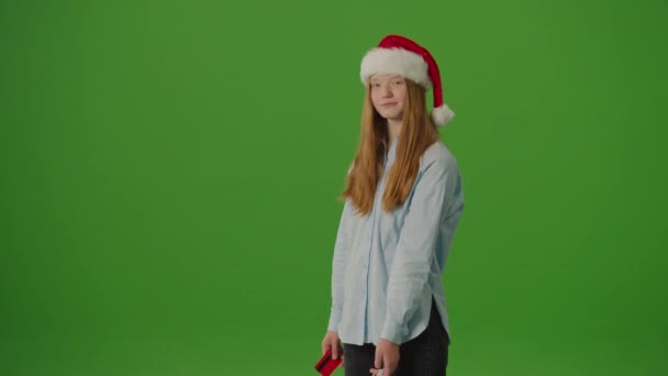 グリーン スクリーン サンタクロースハットの少女は 彼女のクリスマス購入とクレジットカードを展示しています お祝いフレンジー 季節のショッピング そしてクリスマスの休日の雰囲気 — ストック動画
