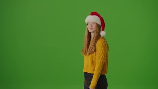 绿色屏风 穿着圣诞老人帽子的女孩兴奋地展示了她的圣诞购物卡和信用卡 节日的法国人 季节性的购物 圣诞假期的气氛 — 图库视频影像