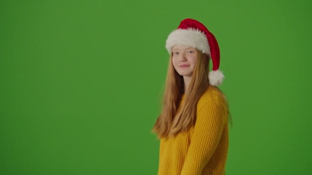 Zelená Obrazovka Dívka Klobouku Santa Claus Vzrušeně Ukazuje Její Vánoční — Stock video